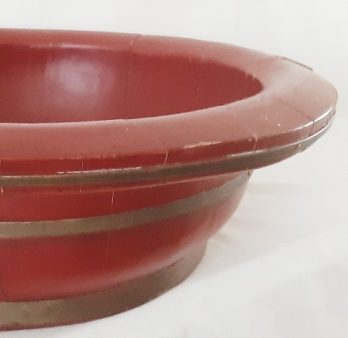 Babybadje in mat rode kleur, China