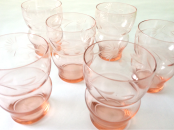 Vintage roze glazen met bloemmotief