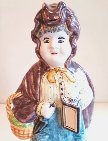 Vrouwtje met lantaarn als schenkkan